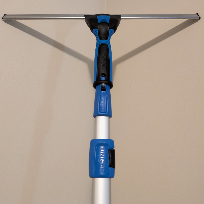 Smooth and streak-free squeegee technique. Smooth and streak-free squeegee technique.